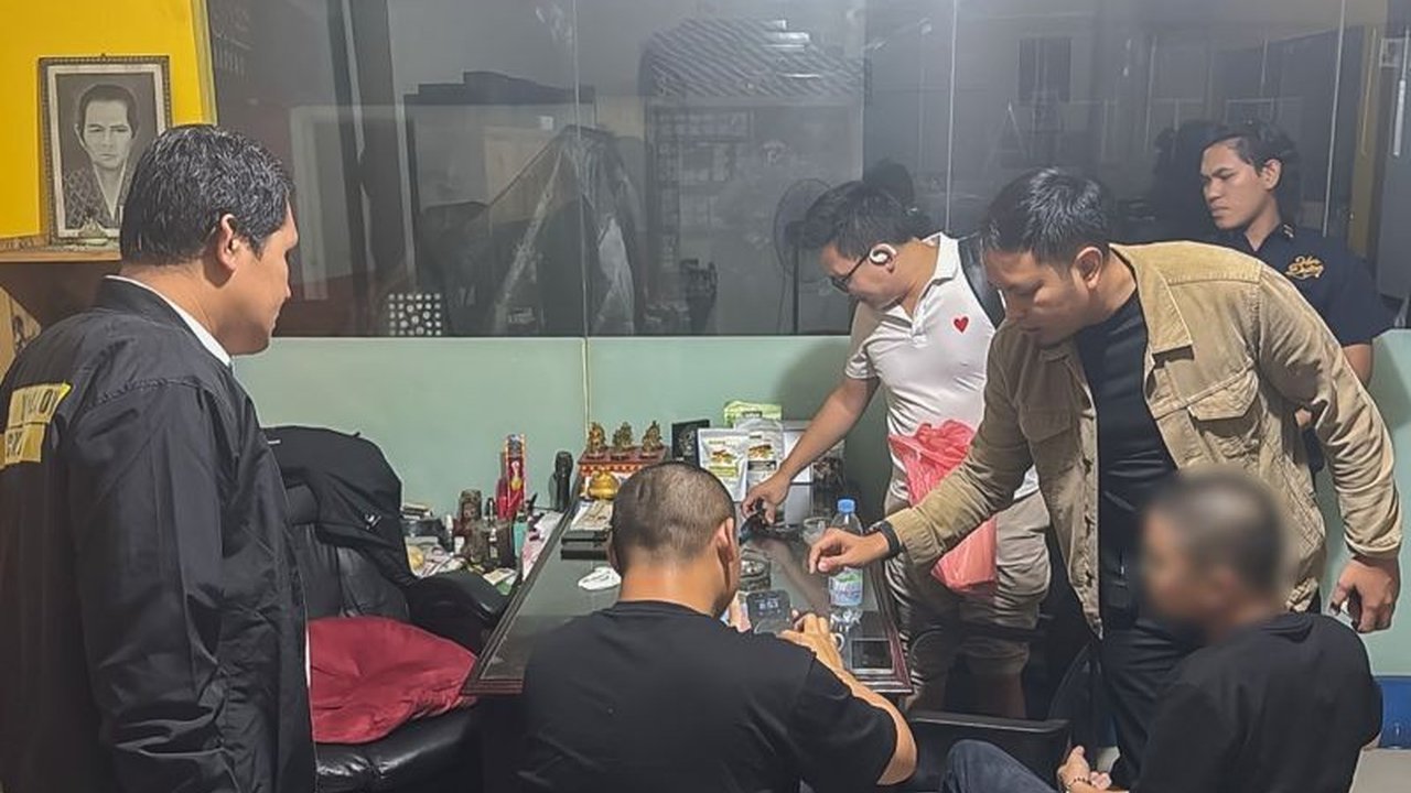 Ditjen Imigrasi memeriksa dua warga negara China yang mengunggah video menyelipkan uang di paspor mereka di Bandara Soekarno-Hatta, meski telah meminta maaf.