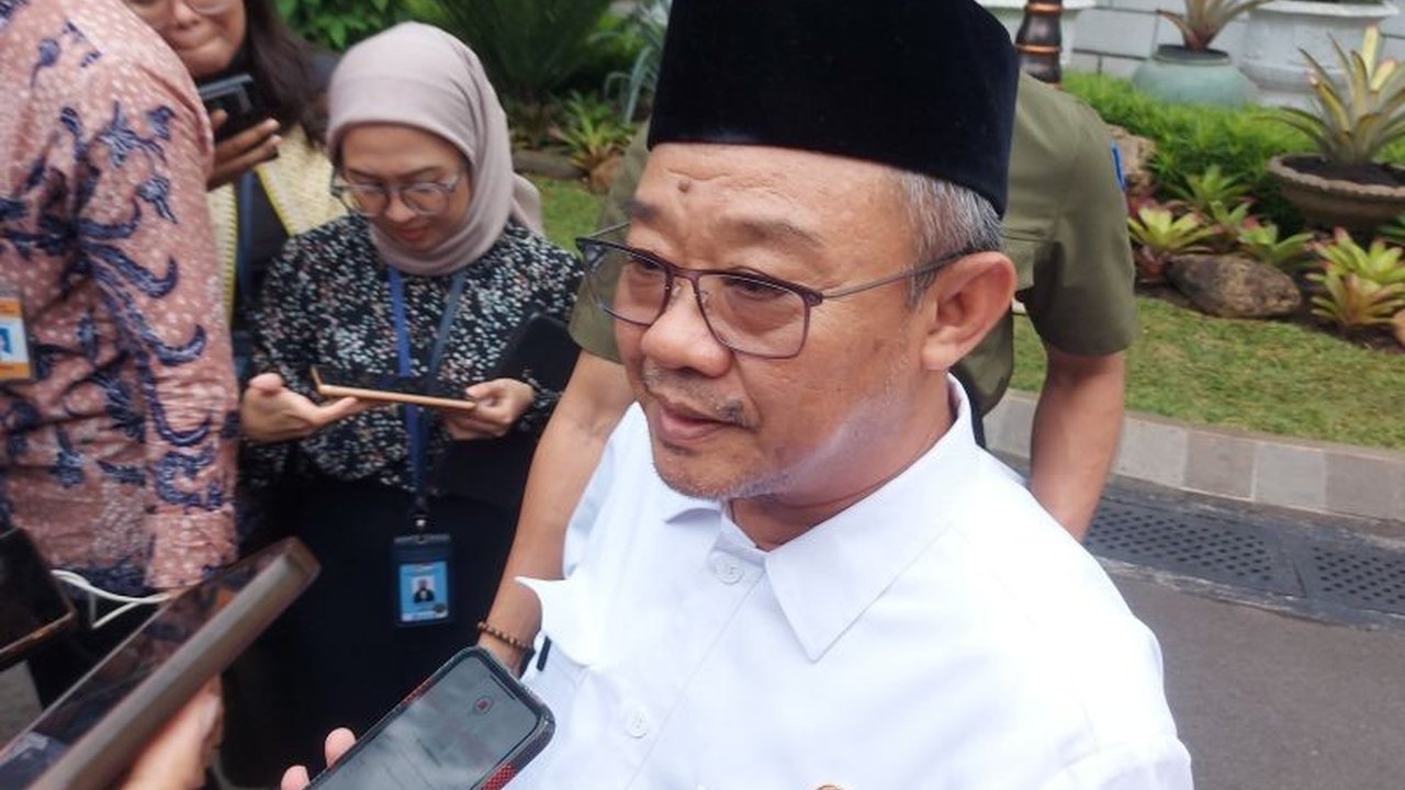 Mendikbud memastikan kegiatan belajar siswa tetap berlangsung selama Ramadhan 2025, meski sebagian besar pembelajaran dilakukan di rumah dengan fokus pada tugas berbasis pengalaman, bukan daring.