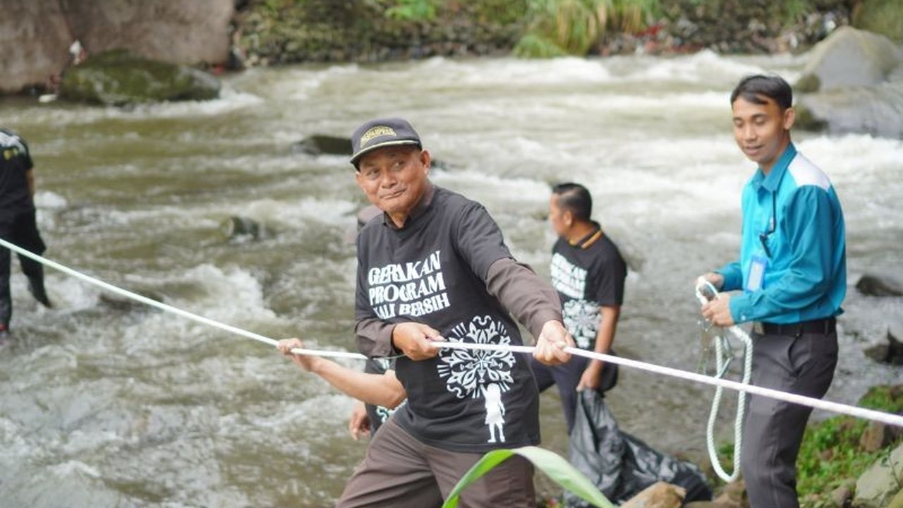 Enchanting Valley by Taman Safari Indonesia (TSI) memulai Gerakan Kali Bersih di Bogor, mengajak warga menjaga kebersihan Sungai Ciliwung dan melestarikan lingkungan sekitar.