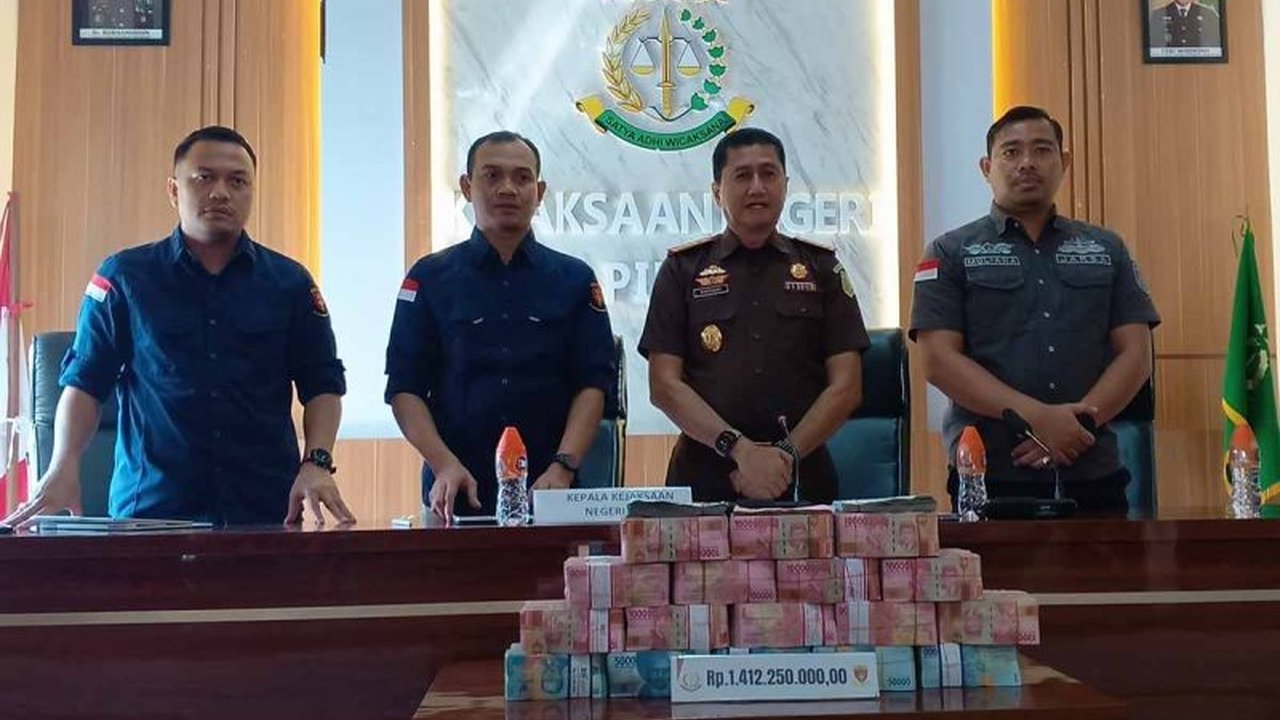 Kejaksaan Negeri Pidie menyita Rp1,4 miliar lebih terkait kasus korupsi pengadaan bahan kimia di Perusahaan Umum Daerah Tirta Mon Krueng Baro tahun 2020-2023, dengan tiga tersangka ditetapkan dan kerugian negara mencapai Rp1,6 miliar.