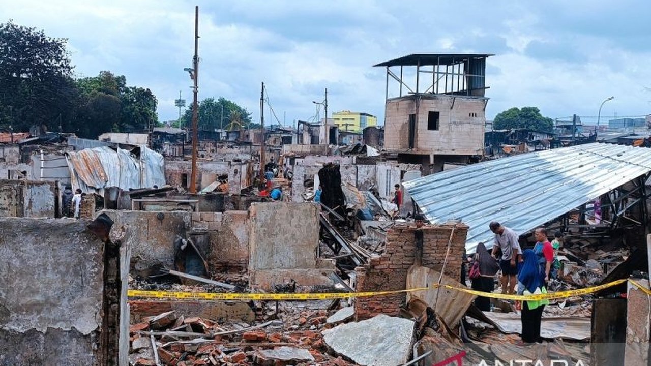 Tim Puslabfor Polri menyelidiki kebakaran hebat di Kemayoran, Jakarta Pusat, yang menghanguskan lebih dari 500 rumah dan mengungsikan 1700 jiwa; penyebab kebakaran masih dalam penyelidikan.