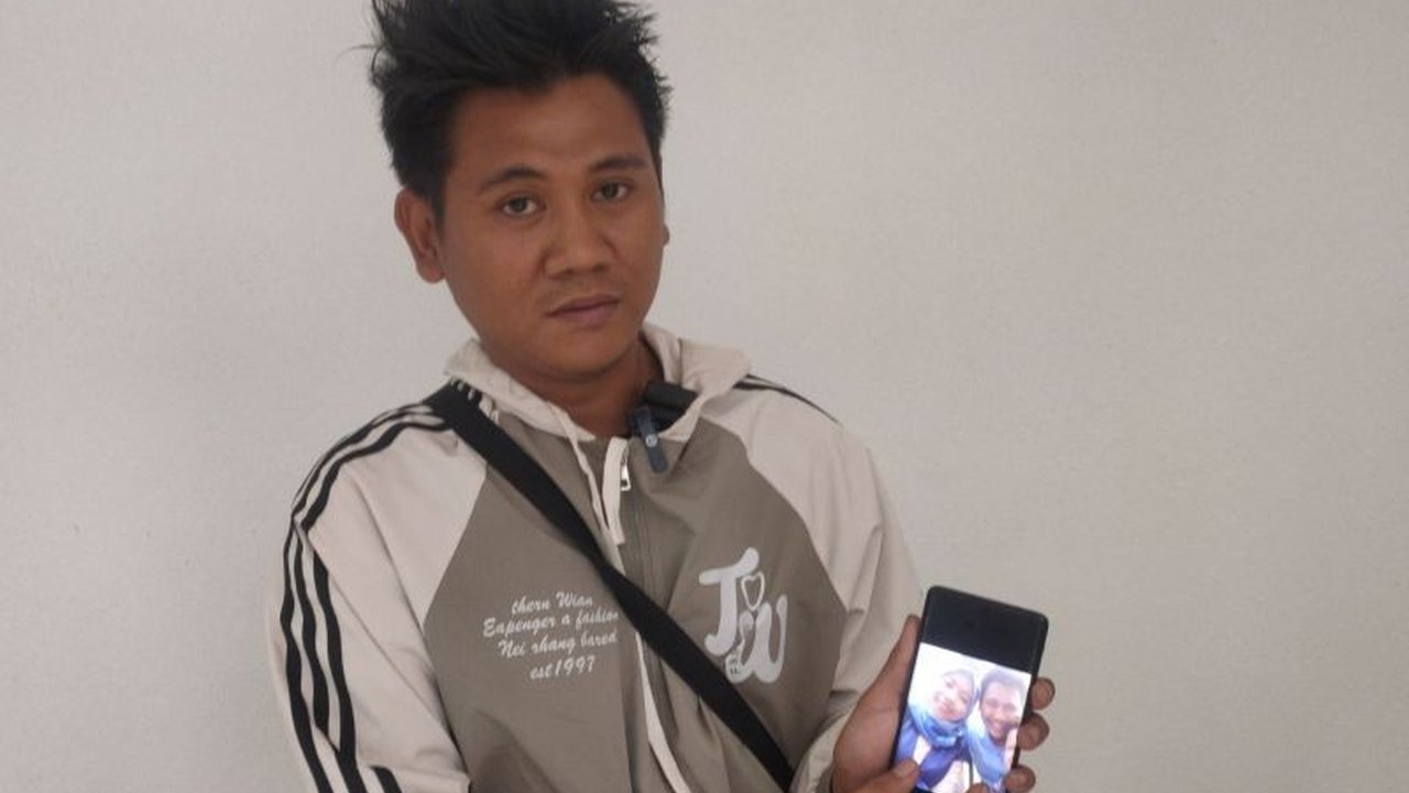 Keluarga korban kebakaran Glodok Plaza, Jakarta Barat, masih menantikan hasil identifikasi jenazah di RS Polri Kramat Jati, sembari berharap proses pencarian korban hilang segera membuahkan hasil.