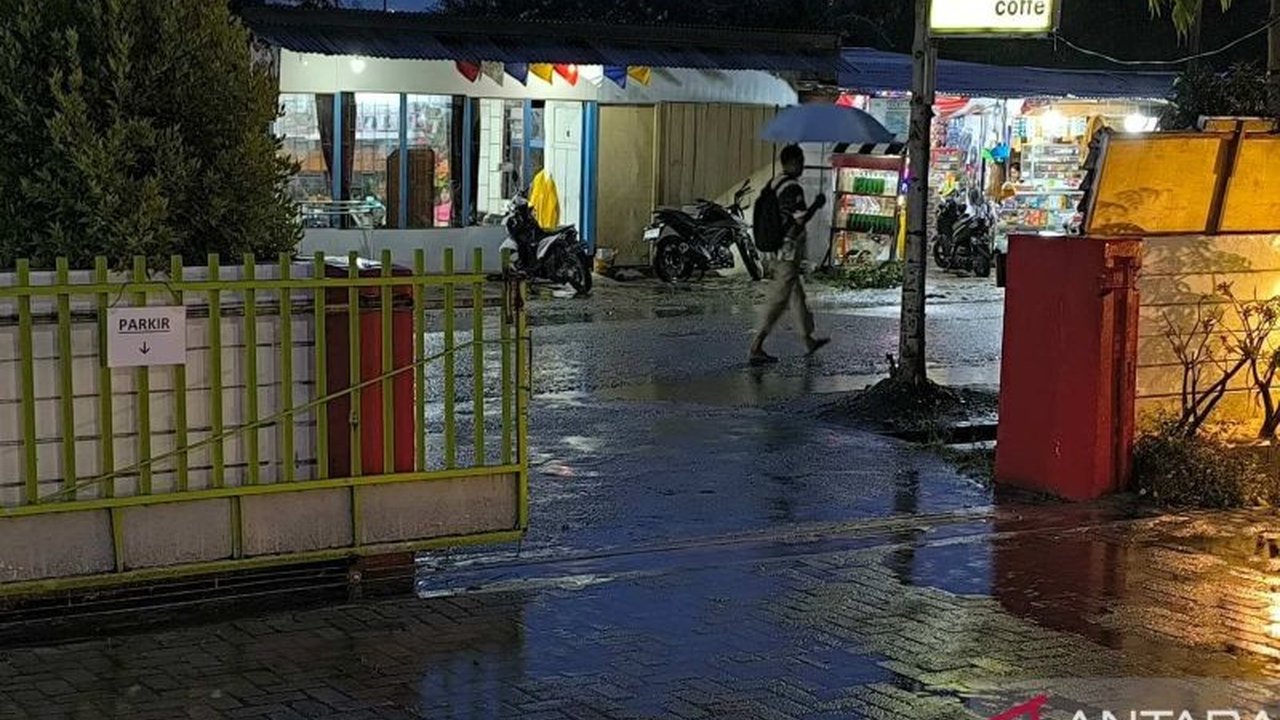 BMKG memperingatkan potensi dampak hidrometeorologi di Sulawesi Tengah hingga Maret 2025, terutama di daerah rawan bencana banjir dan longsor seperti Sigi, Buol, dan Donggala, akibat pertumbuhan awan hujan yang masif dan cuaca ekstrem.