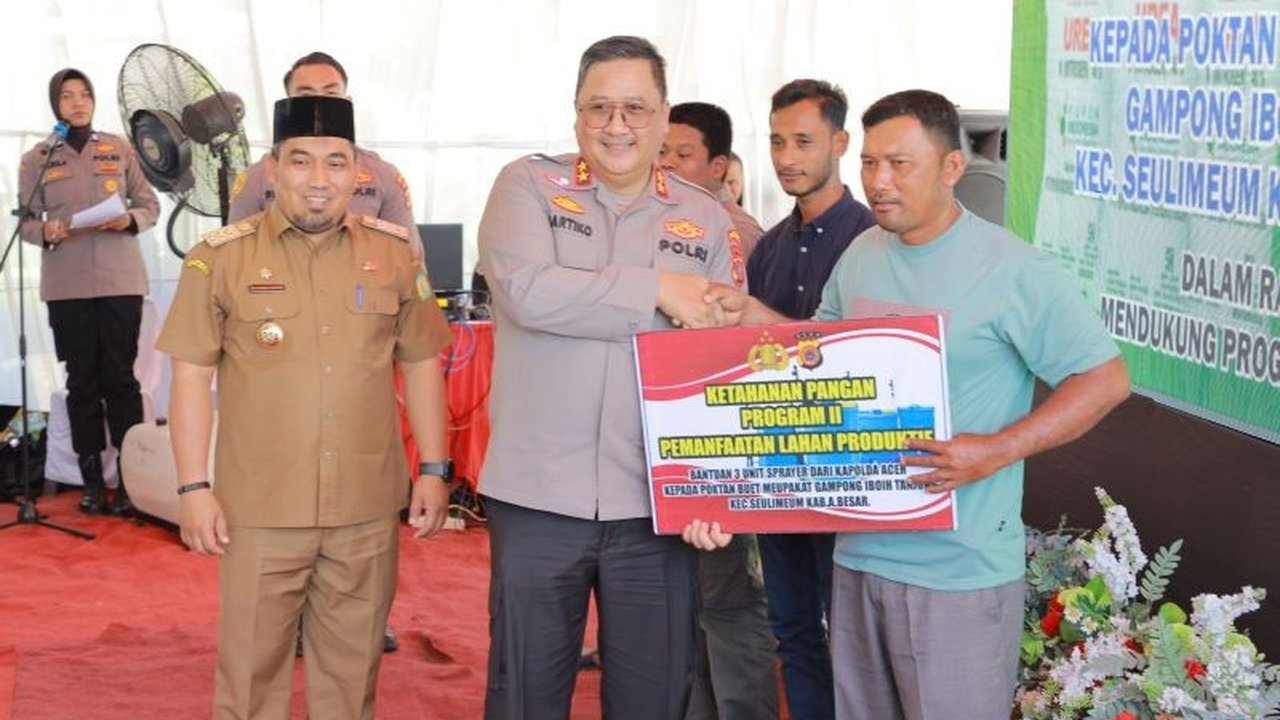 Kapolda Aceh Irjen Pol Achmad Kartiko memimpin penanaman jagung serentak di Aceh Besar sebagai upaya meningkatkan ketahanan pangan lokal dan mendukung program nasional 1 juta hektar jagung, sekaligus menyerahkan bantuan bibit dan pupuk kepada petani setem