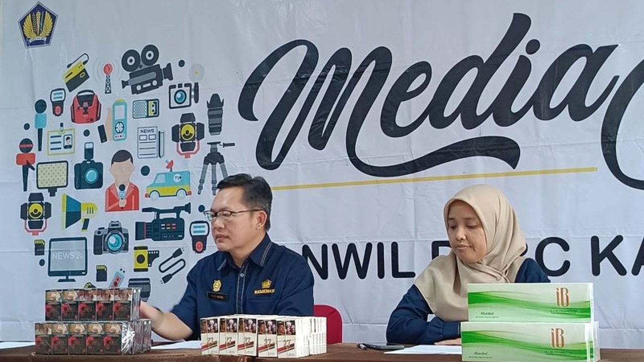 Bea Cukai Kalimantan Barat berhasil menyita 5,5 juta batang rokok ilegal dan ratusan liter minuman mengandung alkohol ilegal senilai total miliaran rupiah sepanjang tahun 2024, serta memberikan sanksi denda kepada para pelanggar.