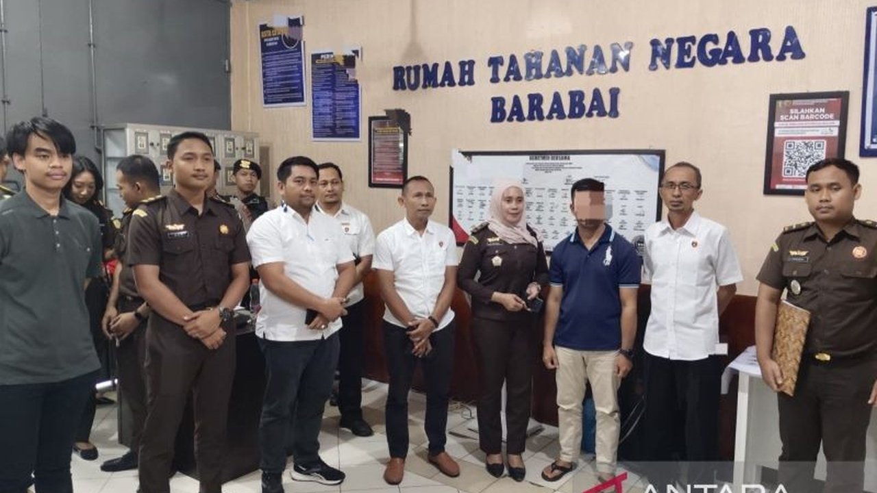 Kejari Hulu Sungai Tengah telah mengeksekusi Akhsanul Halikin, terpidana kasus politik uang Pilkada 2024, dengan hukuman 3 tahun penjara dan denda Rp200 juta; dua terdakwa lain mengajukan banding.