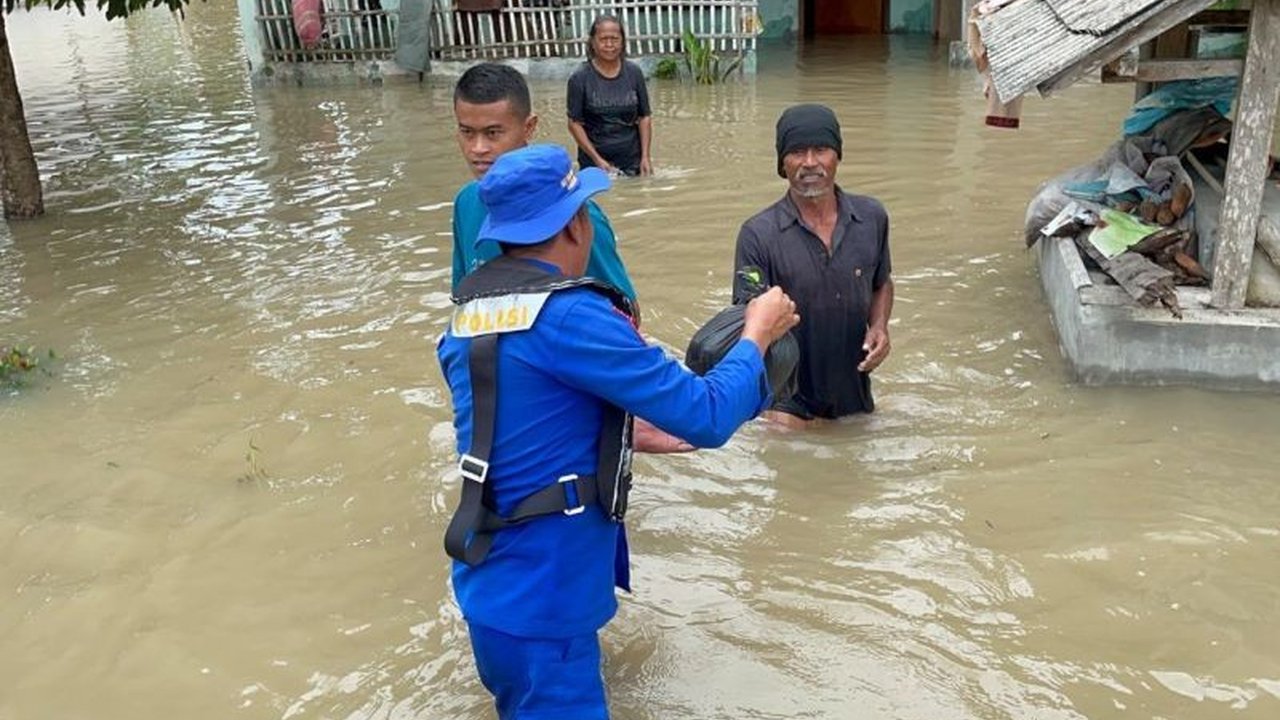 Tim gabungan dari Satuan Polairud Polda Lampung dan Polres Lampung Selatan berhasil mengevakuasi sekitar 20 warga yang terdampak banjir di Dusun Umbul Besar, Desa Bandar Agung, Lampung Selatan, akibat tingginya curah hujan yang meningkatkan debit air sung