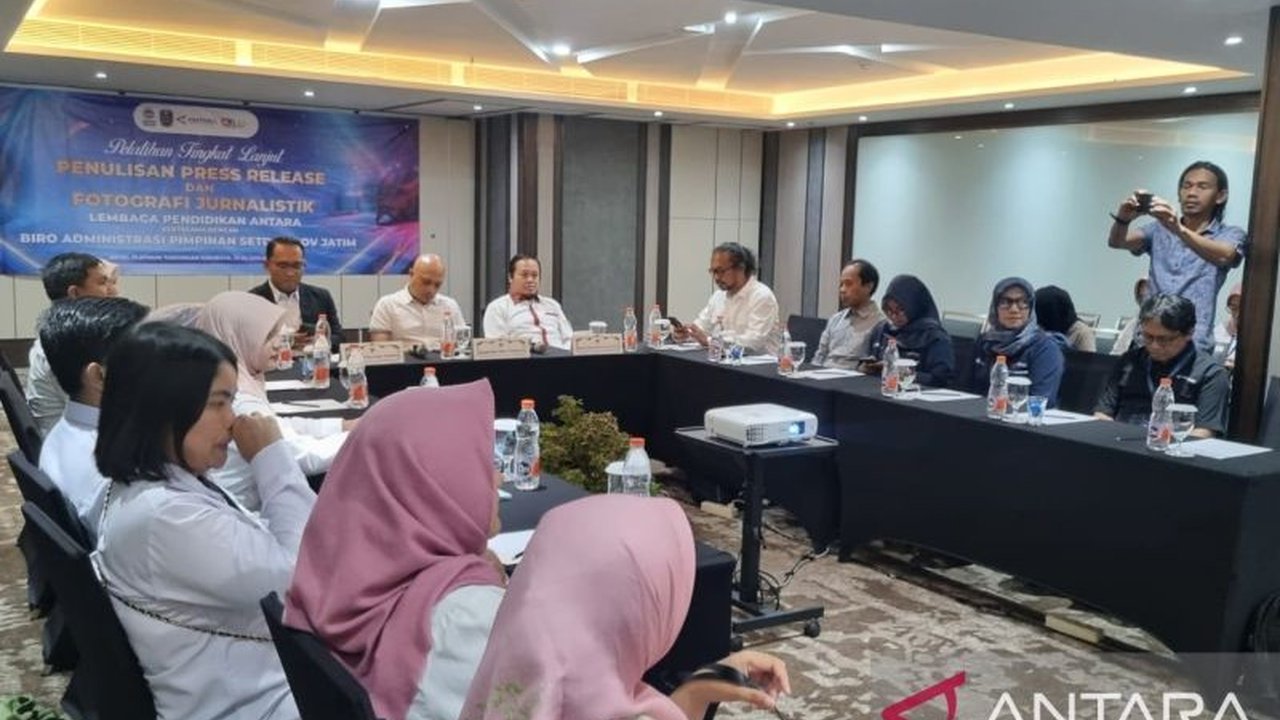 Pemerintah Provinsi Jawa Timur berkolaborasi dengan Lembaga Pendidikan ANTARA untuk memberikan pelatihan fotografi dan penulisan rilis kepada tim humas, bertujuan meningkatkan kualitas penyampaian informasi publik.