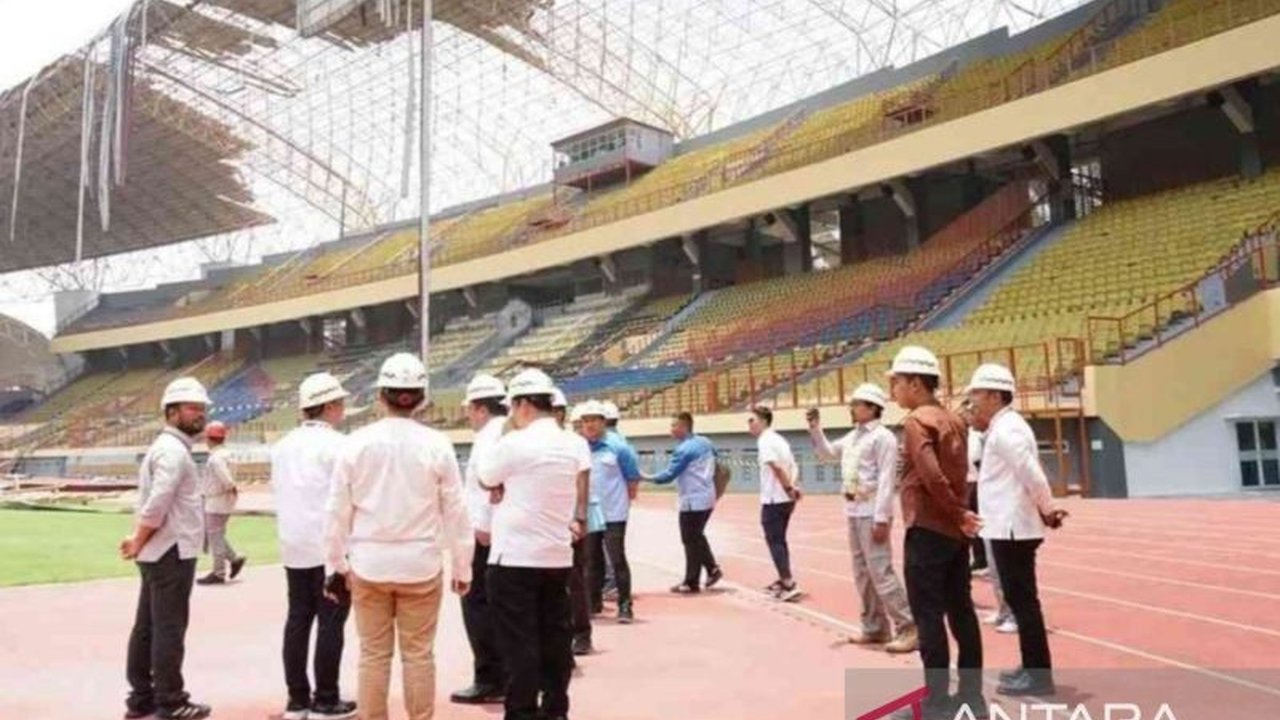 Pemkab Bekasi menggelontorkan Rp15,3 miliar dari APBD 2025 untuk memperbaiki Stadion Wibawa Mukti Cikarang yang rusak akibat puting beliung Oktober 2024 lalu, setelah bantuan pemerintah pusat tak kunjung terealisasi.