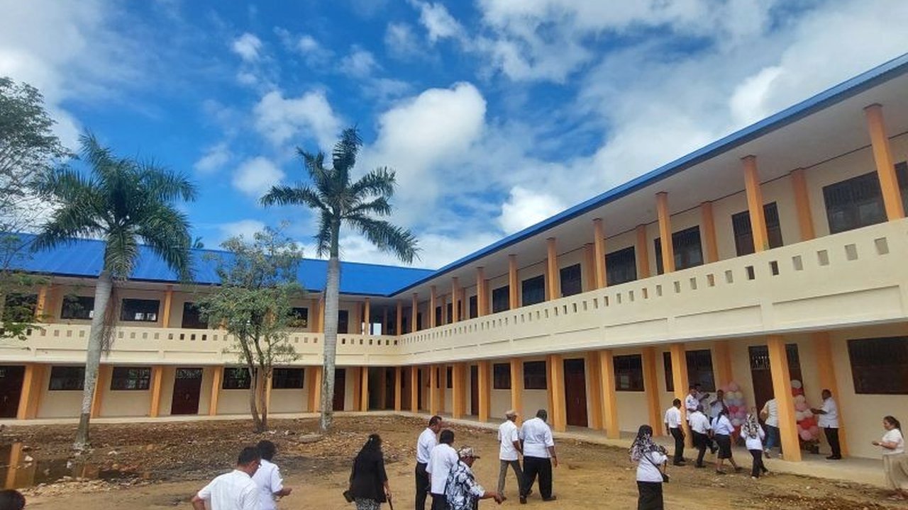 SMA Negeri 2 Kabupaten Sorong, Papua Barat Daya, resmi mengoperasikan 18 ruang kelas baru berkat dana APBD senilai Rp4 miliar, guna meningkatkan kualitas pendidikan dan memenuhi kebutuhan siswa yang terus meningkat.