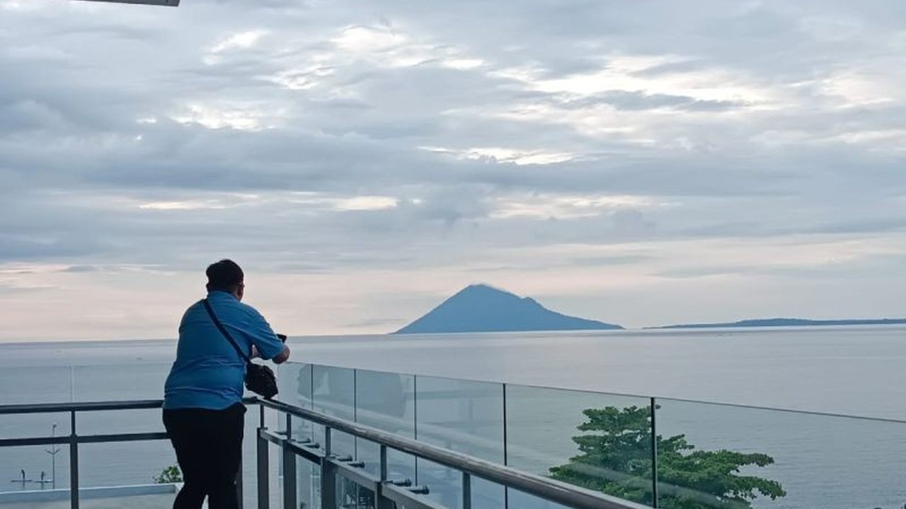 Balai Taman Nasional Bunaken mengajak masyarakat menjaga kelestarian keanekaragaman hayati lautnya yang kaya akan berbagai spesies, termasuk penyu dan dugong, demi keberlanjutan wisata bahari.