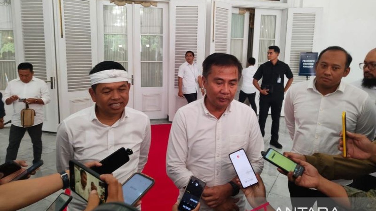 Gubernur Jabar terpilih, Dedi Mulyadi, akan bertemu Menteri ATR/BPN untuk menyelidiki sertifikat lahan pagar laut Bekasi yang diduga bermasalah akibat alih fungsi lahan tambak dan abrasi.