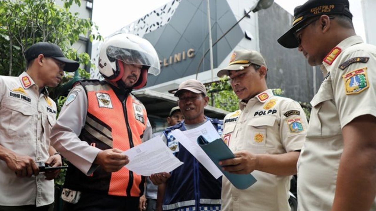 Satpol PP Jaksel terbitkan surat edaran dan pasang spanduk larangan parkir liar di sejumlah kawasan, khususnya restoran-restoran yang viral, sebagai upaya menertibkan ketertiban umum dan perparkiran.