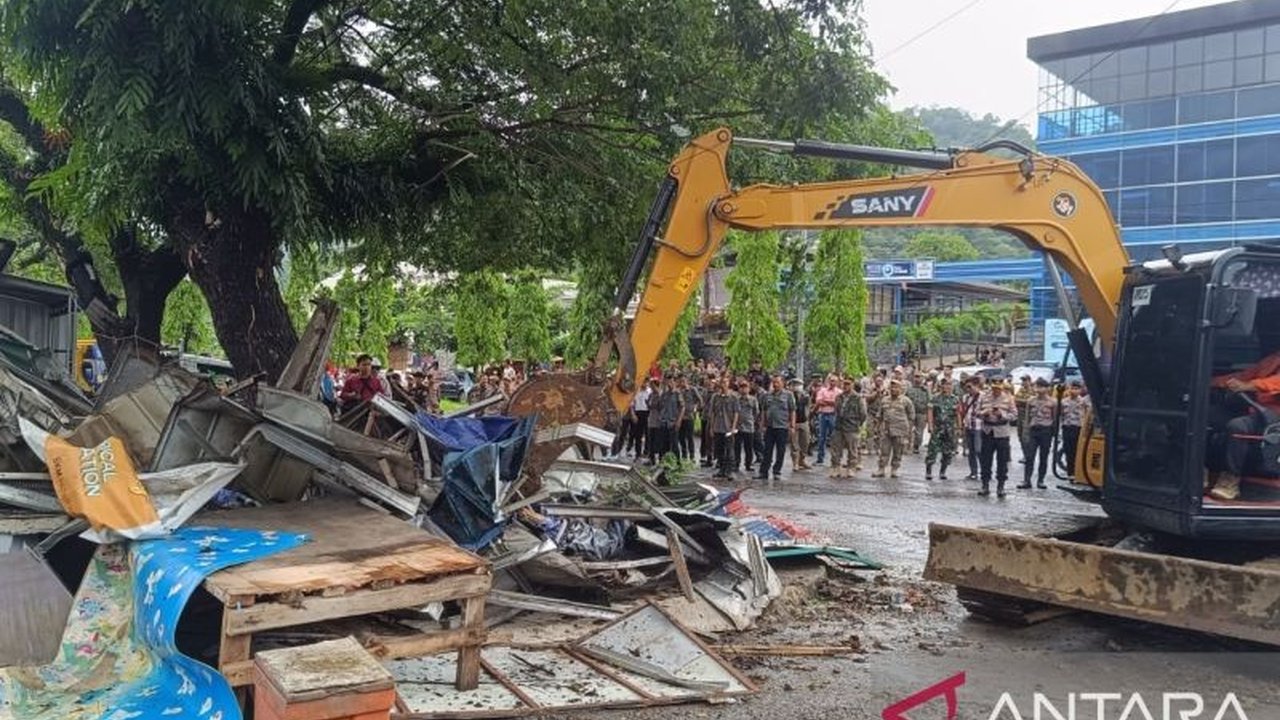 Pengadilan Negeri Cibadak melaksanakan eksekusi lahan seluas 1,2 hektare di Palabuhanratu, Sukabumi, Jawa Barat, yang mengakibatkan 21 keluarga kehilangan tempat tinggal setelah proses hukum yang panjang.