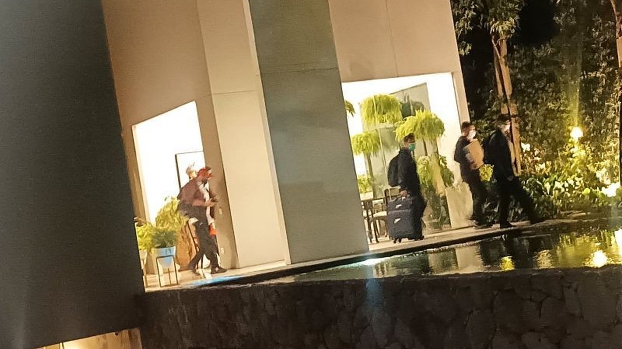 Tim KPK menggeledah rumah mantan Wantimpres Djan Faridz dan menyita tiga koper serta barang bukti lain pada Rabu malam, terkait kasus buronan Harun Masiku.