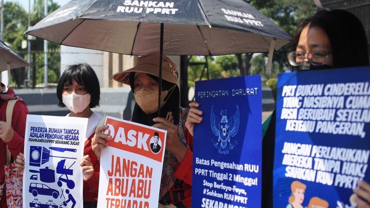 Seorang pekerja rumah tangga (PRT) di Grogol, Jakarta Barat mengalami penganiayaan oleh anak majikannya yang mengakibatkan luka sayat di tangan dan lebam di wajah; polisi telah membawa pelaku untuk diperiksa.