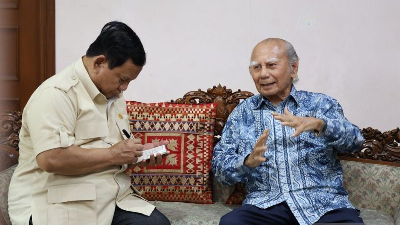 Presiden Prabowo Subianto bertemu Emil Salim, mantan menteri senior, dan mendapat pesan berharga tentang pengabdian pejabat negara untuk kepentingan rakyat dan Indonesia.