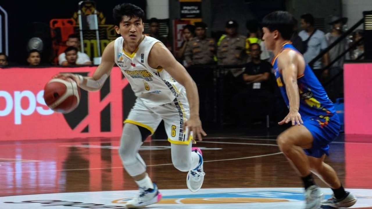 Kesatria Bengawan Solo meraih kemenangan kandang perdana di IBL 2025 dengan mengalahkan Rajawali Medan 91-59 di Sritex Arena, Rabu malam, menampilkan performa tim yang solid dan dominan.