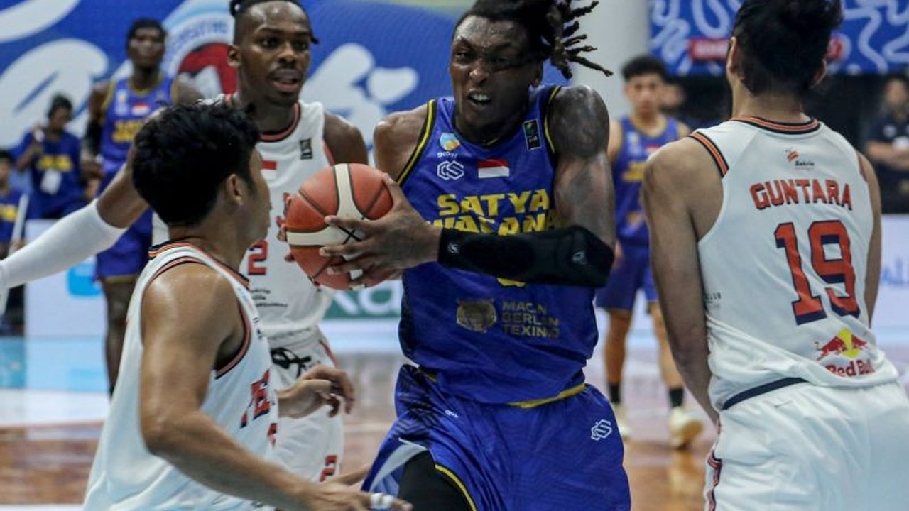 Pelita Jaya berhasil meraih kemenangan kedua mereka di IBL 2025 dengan skor 69-60 melawan Satya Wacana di Semarang, meskipun tampil kurang rapi dan melakukan banyak kesalahan.