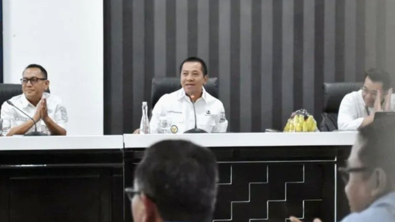 Bupati Karawang meminta perusahaan di Karawang menggunakan bus jemputan karyawan dengan pelat nomor Karawang untuk meningkatkan pendapatan daerah dan keselamatan.