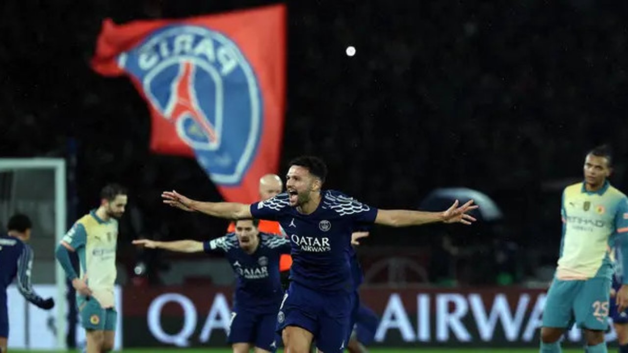 Pertandingan antara PSG kontra Man City di Liga Champions hari Kamis (23/01/2025) dini hari WIB. (Thomas SAMSON / AFP)
