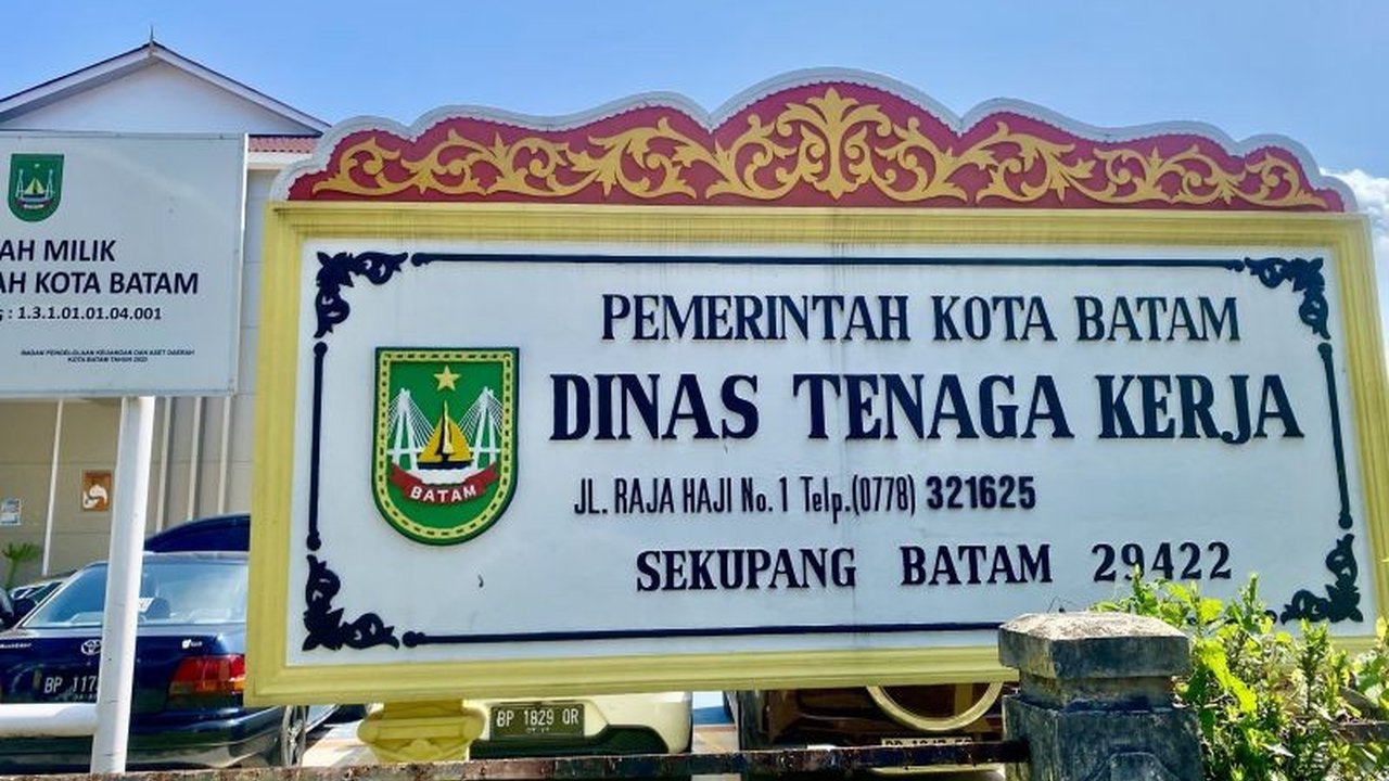 Pendapatan retribusi perpanjangan izin pekerja tenaga kerja asing (TKA) di Batam tahun 2024 mencapai Rp39 miliar, melampaui target APBD Perubahan, meskipun masih ada sejumlah TKA yang dikecualikan dari retribusi.