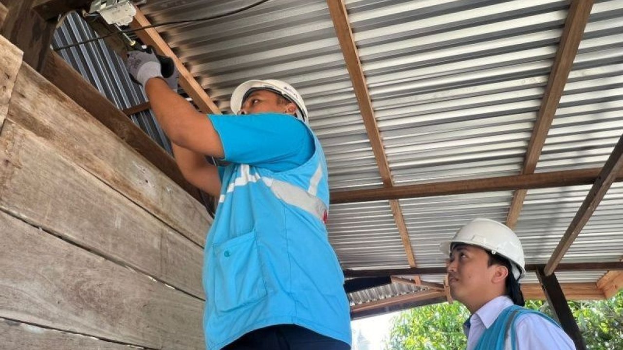 Berita ekonomi terkini mencakup berakhirnya diskon tarif listrik, peningkatan penerimaan pajak berkat kebijakan HGBT, investasi Apple di Batam, target kontribusi industri terhadap PDB, dan kebutuhan Bulog untuk serapan beras.