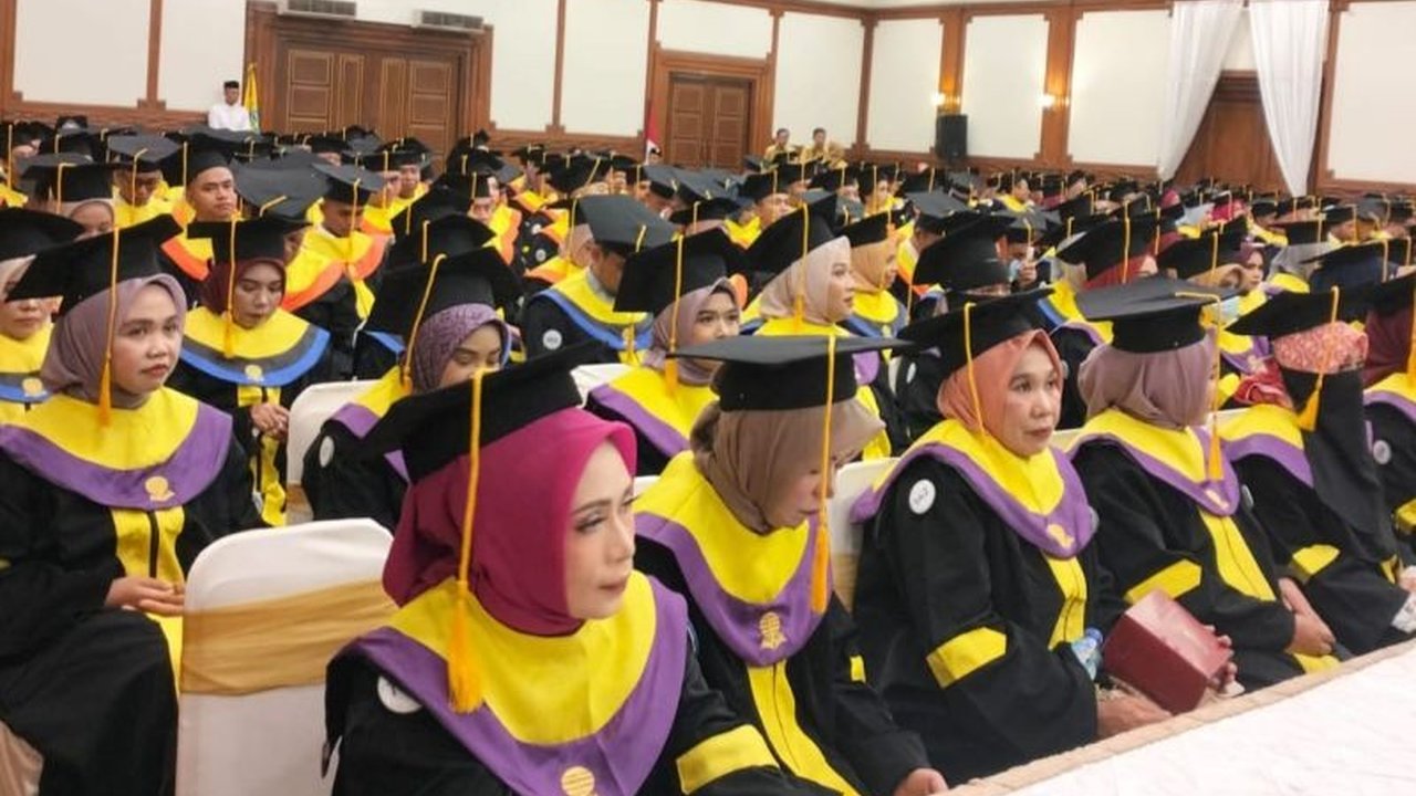 Program Satu Keluarga Satu Sarjana (SKSS) Baznas Mataram telah mencetak lebih dari 200 sarjana dari keluarga kurang mampu selama lebih dari 10 tahun terakhir, berkat dana zakat, infak, dan sedekah.