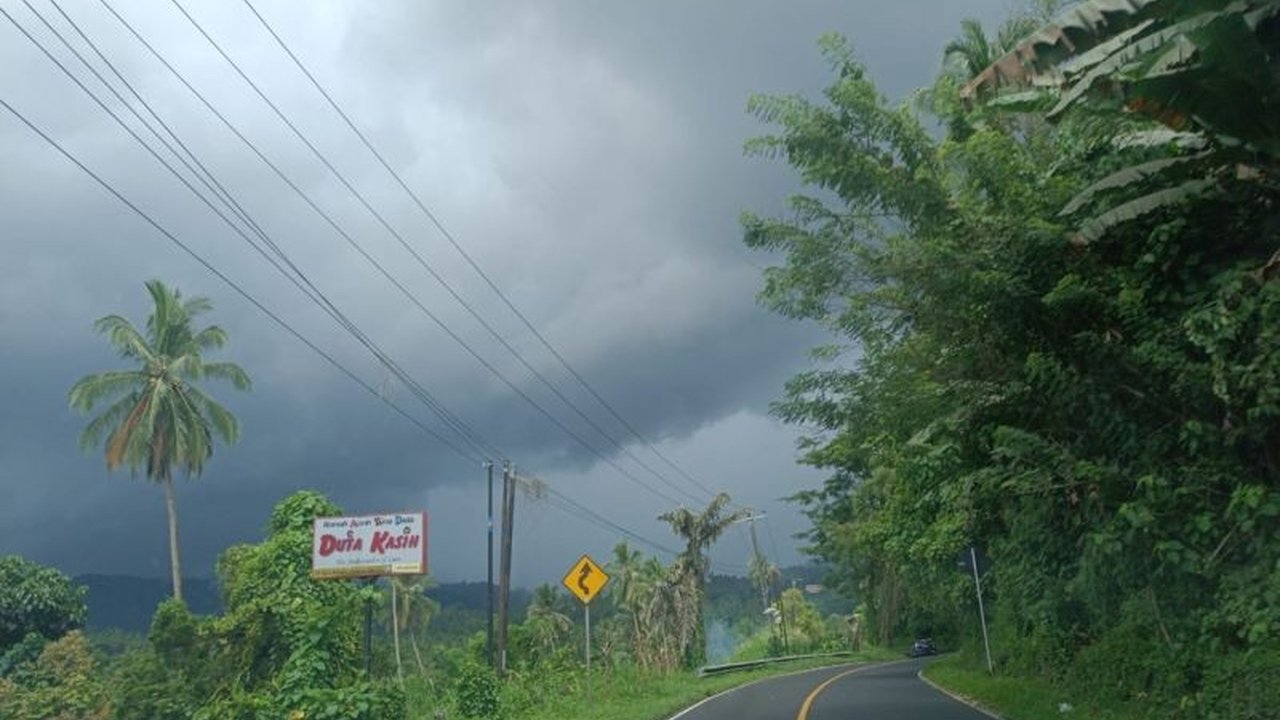 BMKG memperingatkan potensi hujan lebat disertai angin kencang yang berdurasi panjang di Sulawesi Utara pada 22-25 Januari 2025, mengancam potensi bencana hidrometeorologi.