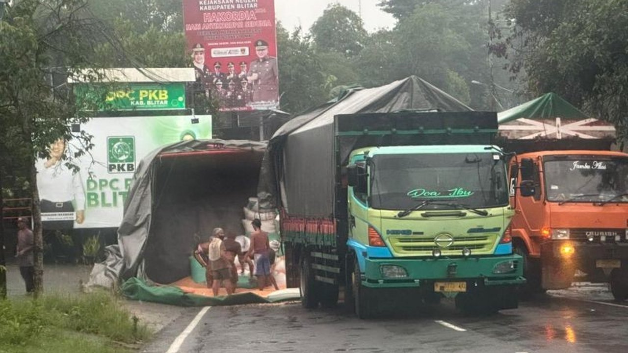 Kecelakaan truk gandeng bermuatan jagung di Kanigoro, Blitar, menyebabkan arus lalu lintas sempat terhambat, namun telah berhasil dievakuasi dan kembali normal.