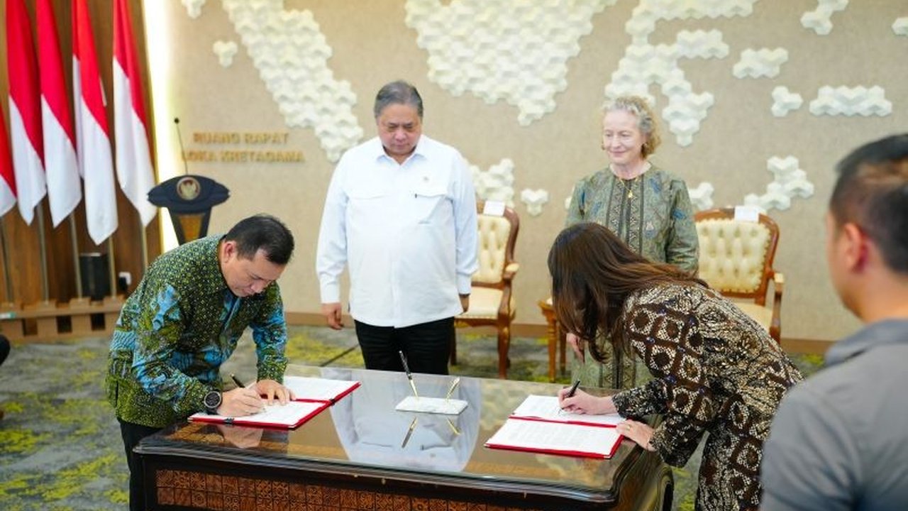 Kemenko Perekonomian dan ExxonMobil resmi menjalin kerja sama senilai US$10 miliar untuk pengembangan sektor petrokimia dan teknologi CCS di Indonesia, bertujuan mengurangi emisi karbon dan menciptakan lapangan kerja.