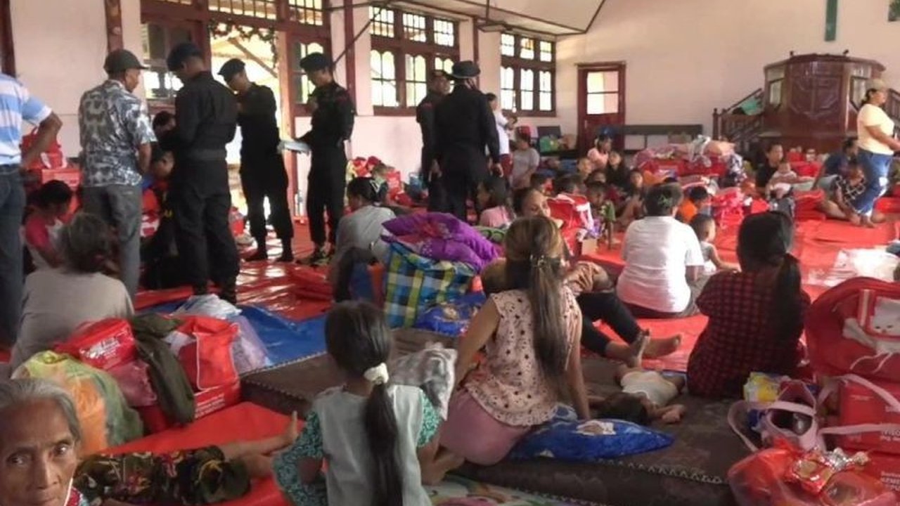 Erupsi Gunung Ibu di Halmahera Barat, Maluku Utara, pada Januari 2025, memaksa 1.214 jiwa mengungsi ke enam titik pengungsian yang telah disiapkan pemerintah.