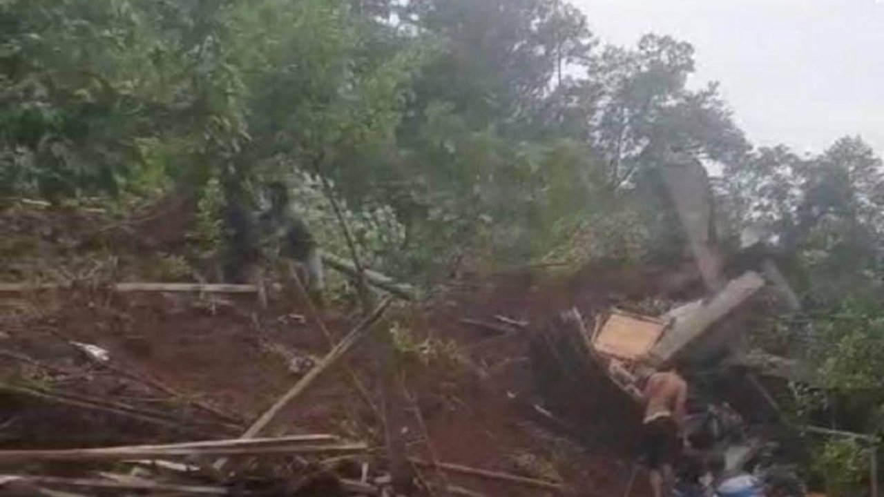 Tanah longsor di Dusun Baturejo, Jombang, menyebabkan dua warga hilang dan empat rumah rusak; tim SAR gabungan tengah melakukan pencarian dengan peralatan seadanya.