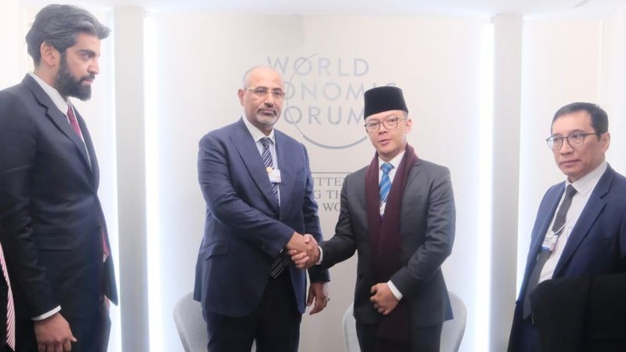 Menlu RI, Retno Marsudi, bertemu Wakil Presiden Yaman di Davos, Swiss, membahas kerja sama bilateral, perdamaian di Timur Tengah, dan perlindungan WNI di Yaman.