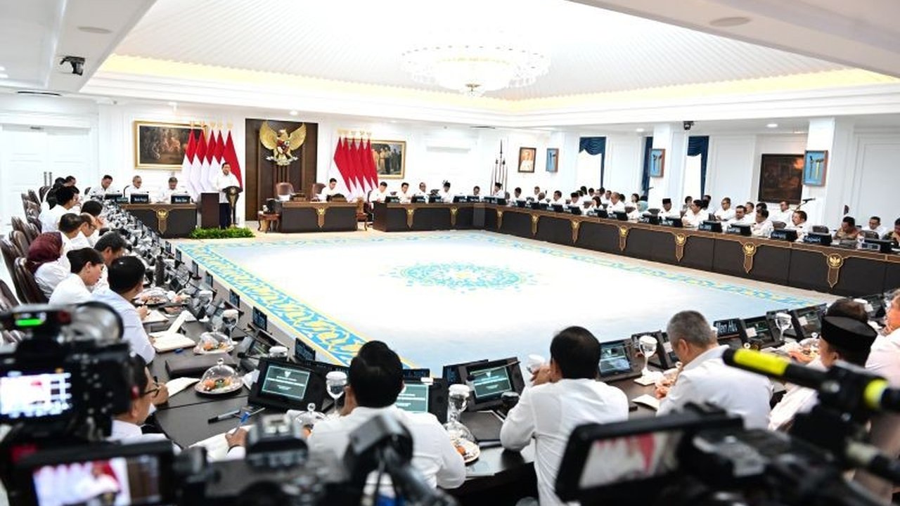 Dalam 100 hari pertama, Kementerian Transmigrasi aktif berkoordinasi dengan kementerian lain untuk mengembangkan program transmigrasi demi mewujudkan swasembada pangan dan efisiensi anggaran, sesuai arahan Presiden.