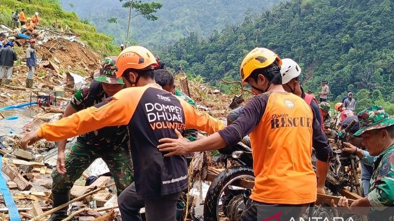 Tim relawan DMC Dompet Dhuafa membantu pencarian korban longsor di Pekalongan, Jawa Tengah, menemukan 20 jenazah, dan masih mencari 7 orang hilang setelah bencana banjir dan longsor menerjang pada 20 Januari 2024.
