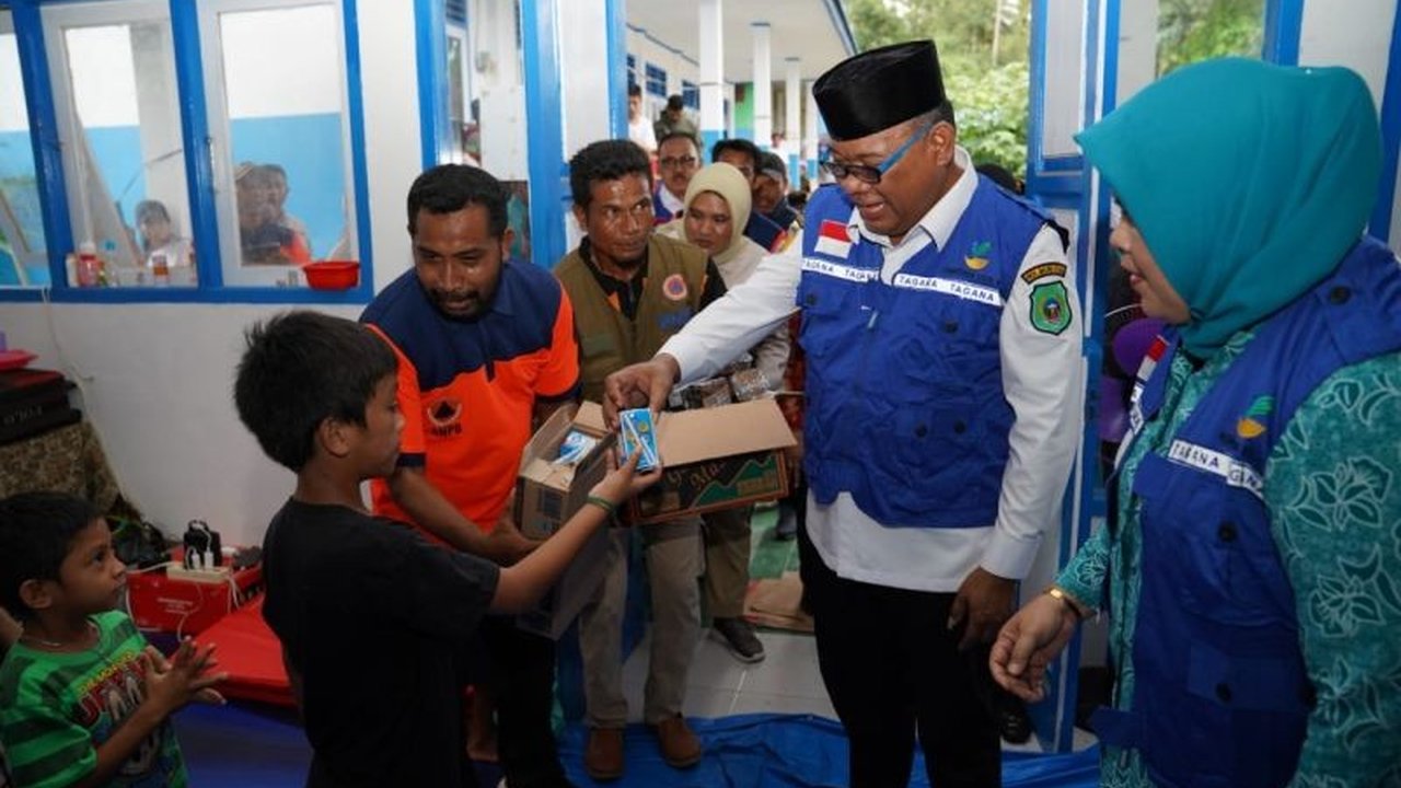 Pemerintah Provinsi Maluku Utara menyalurkan bantuan logistik dan kebutuhan dasar kepada warga yang mengungsi akibat erupsi Gunung Ibu di Halmahera Barat,  dengan imbauan agar tetap tenang dan menunggu pengumuman resmi dari pemerintah setempat.