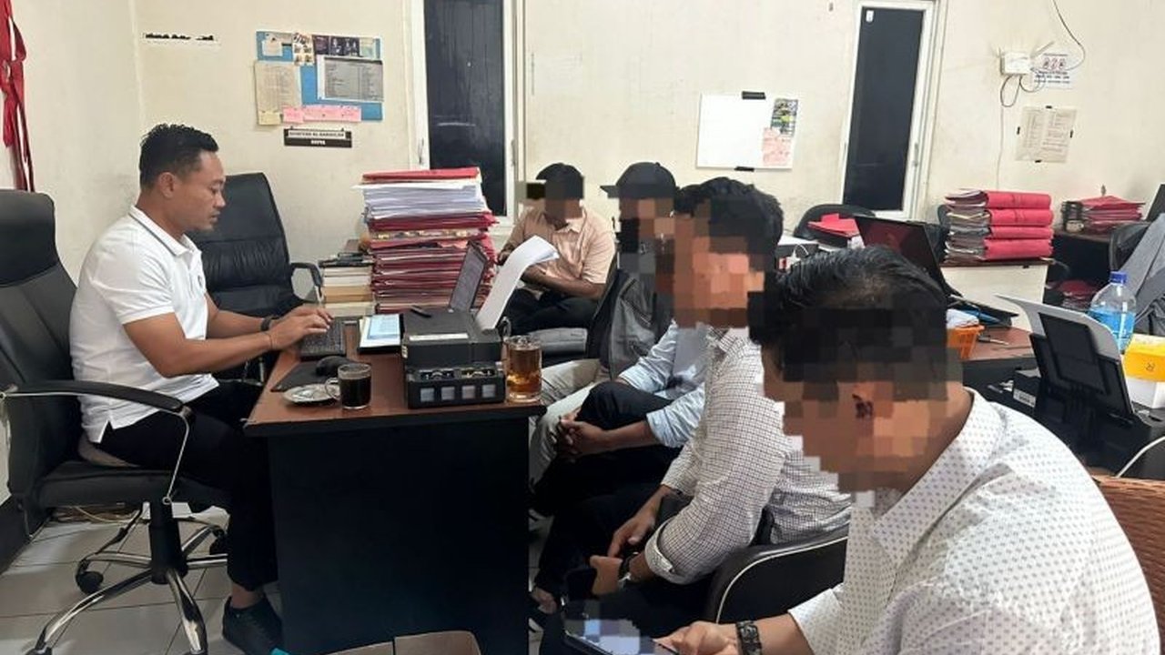 Satuan Reserse Kriminal Polres Lombok Tengah menahan seorang oknum kader partai berinisial S sebagai tersangka kasus dugaan pemalsuan ijazah S1 setelah melalui proses penyidikan dan pemeriksaan saksi ahli.