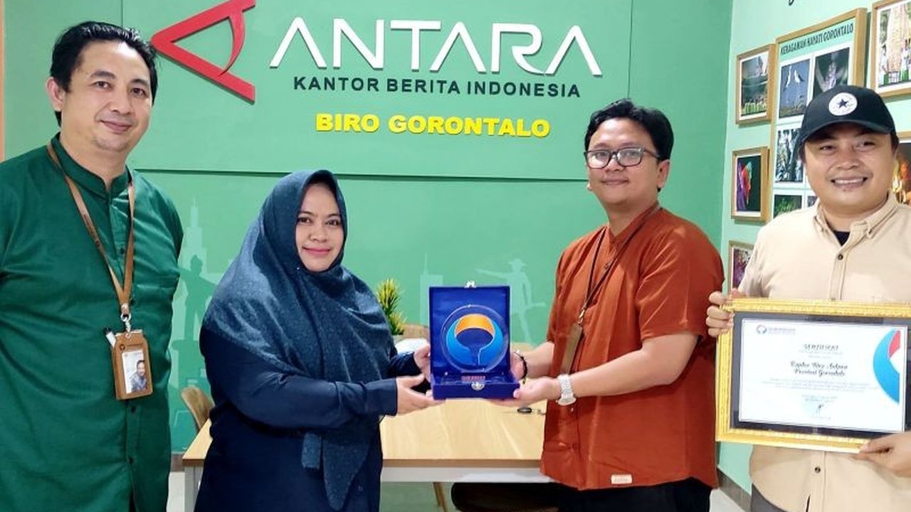Ombudsman RI Provinsi Gorontalo memberikan penghargaan kepada ANTARA Biro Gorontalo atas kontribusi signifikan dalam pemberitaan isu pelayanan publik sepanjang tahun 2024, dengan Adiwinata Solihin sebagai jurnalis dengan kontribusi terbanyak.