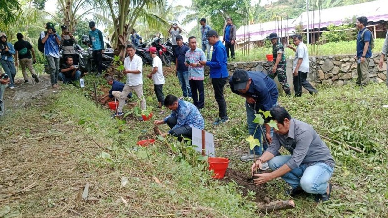 Forum Wartawan Lombok Tengah (FWLT) berkolaborasi dengan pelaku wisata menanam 1000 pohon di Desa Wisata Selong Belanak untuk menjaga kelestarian lingkungan dan mendukung pariwisata berkelanjutan.