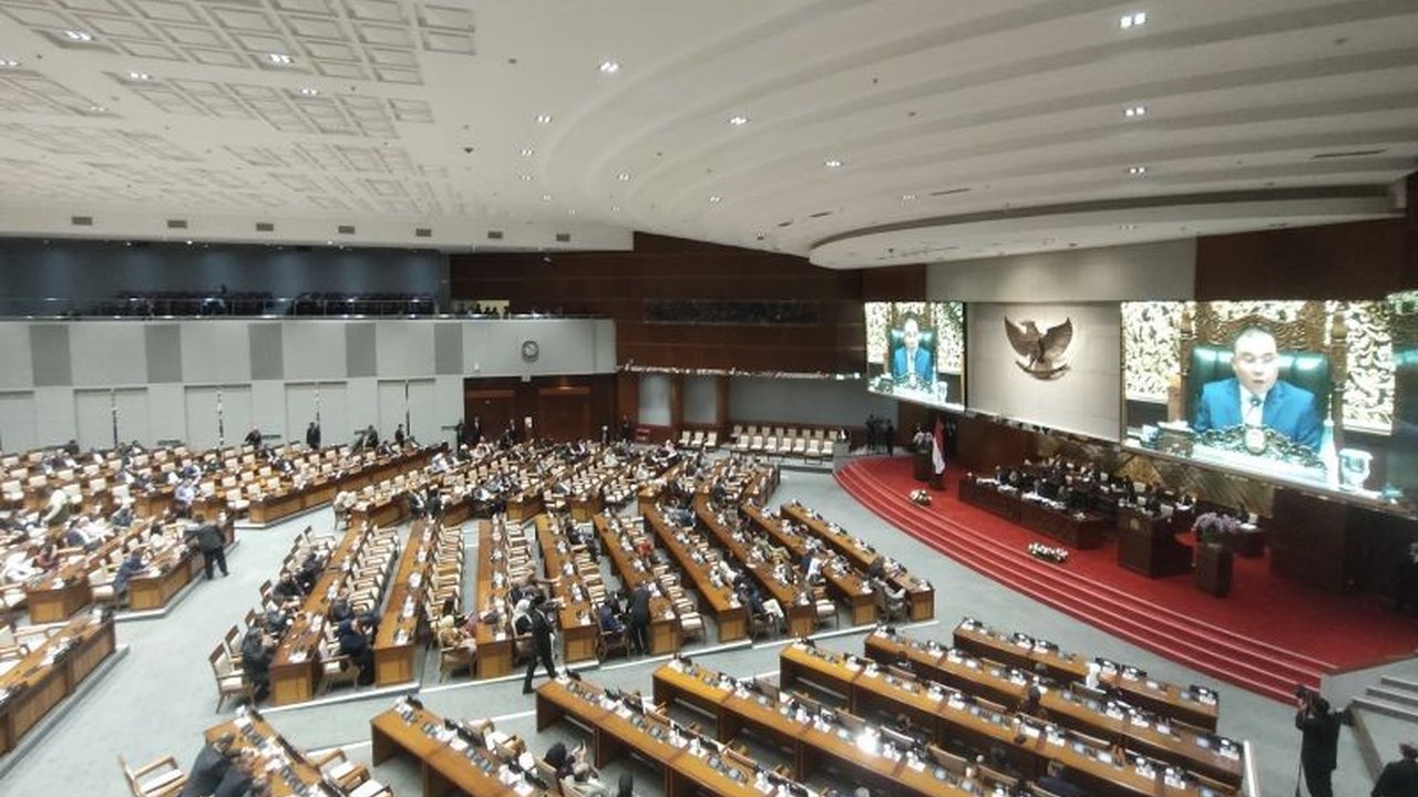 DPR RI menggelar rapat paripurna membahas pembentukan Timwas untuk Pekerja Migran Indonesia (PMI) dan bencana alam, serta mengusulkan revisi UU Minerba, guna meningkatkan perlindungan PMI dan pengawasan penanganan bencana.