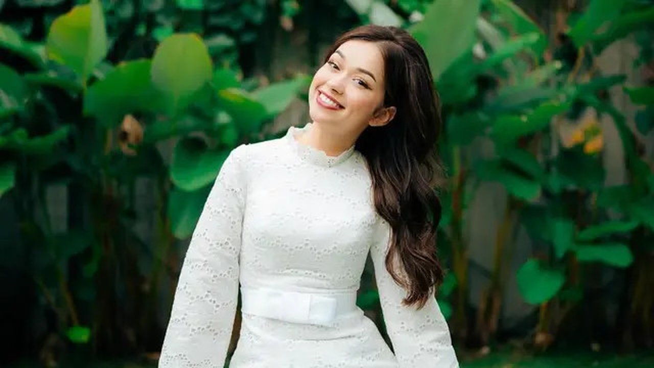 Rebecca Klopper tampil memukau dengan gaya vintage elegan di pesta ulang tahunnya ke-23. [@rklopper].