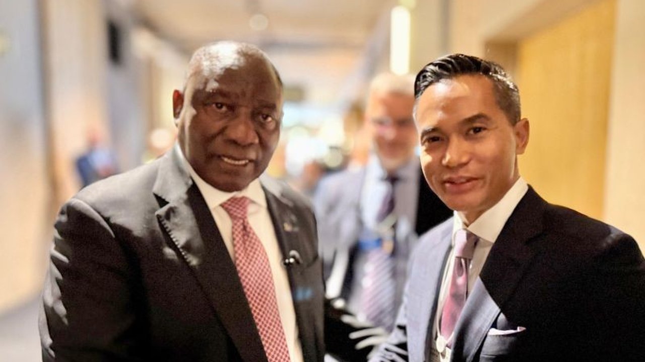 Ketua Kadin Indonesia, Anindya Bakrie, berdiskusi dengan Presiden Afrika Selatan, Cyril Ramaphosa, di Davos mengenai persiapan KTT G20 di Johannesburg, November 2025,  menekankan pentingnya kolaborasi global.
