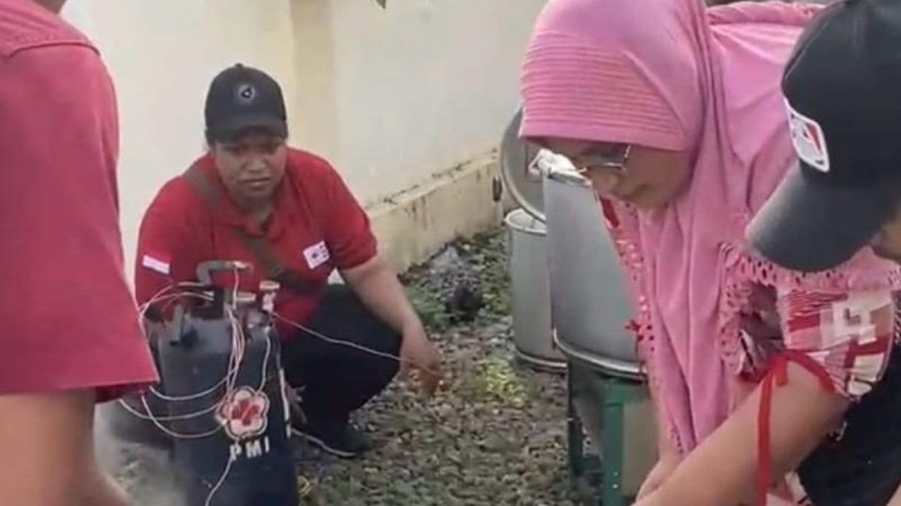 Pertamina Patra Niaga Regional Papua Maluku bersama warga Negeri Laha, Ambon, menggelar pelatihan manajemen dapur umum untuk meningkatkan kesiapsiagaan menghadapi bencana.