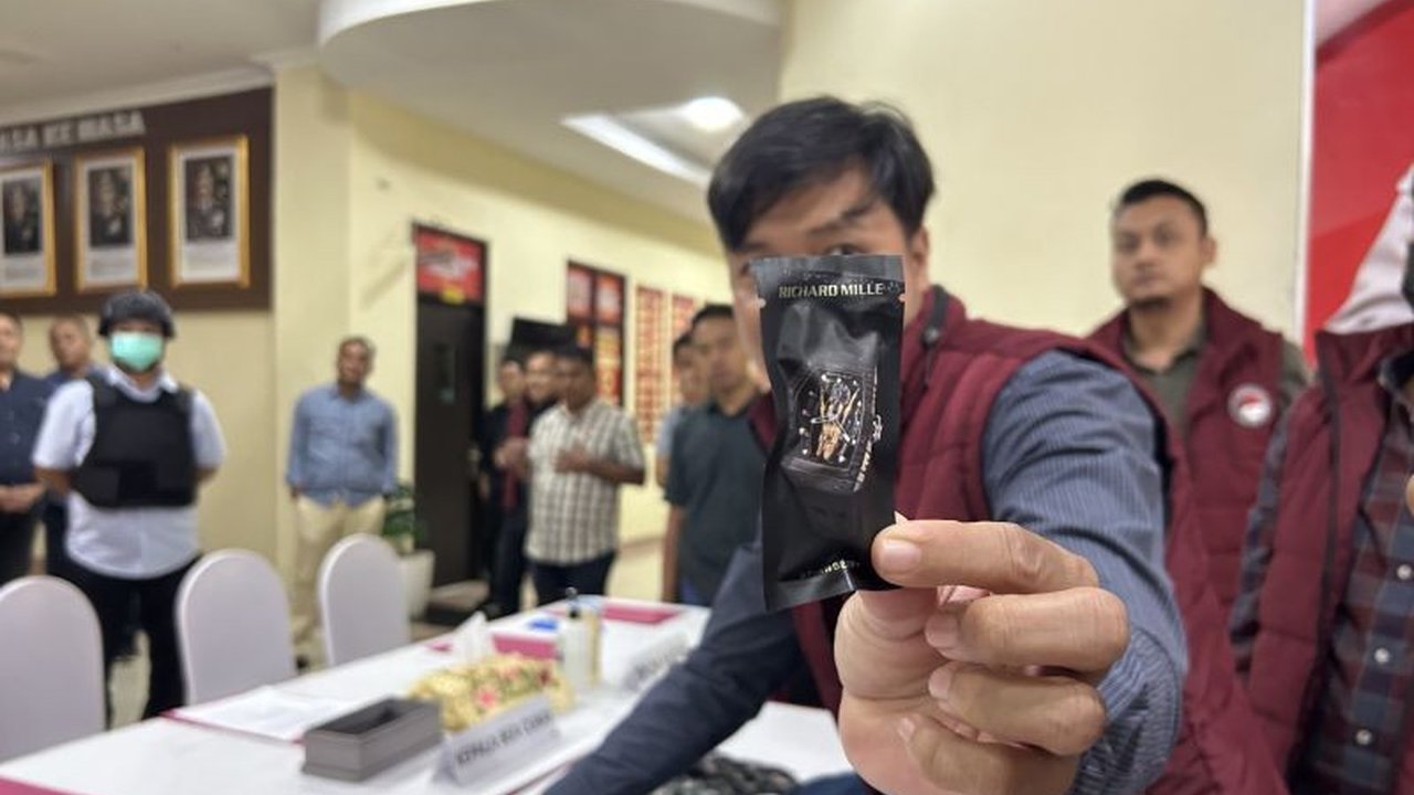 Polda Kepri berhasil menggagalkan peredaran 170 refill pod vape yang mengandung etomidate, obat bius berbahaya, dengan dua tersangka ditahan dan terancam hukuman 10 tahun penjara.