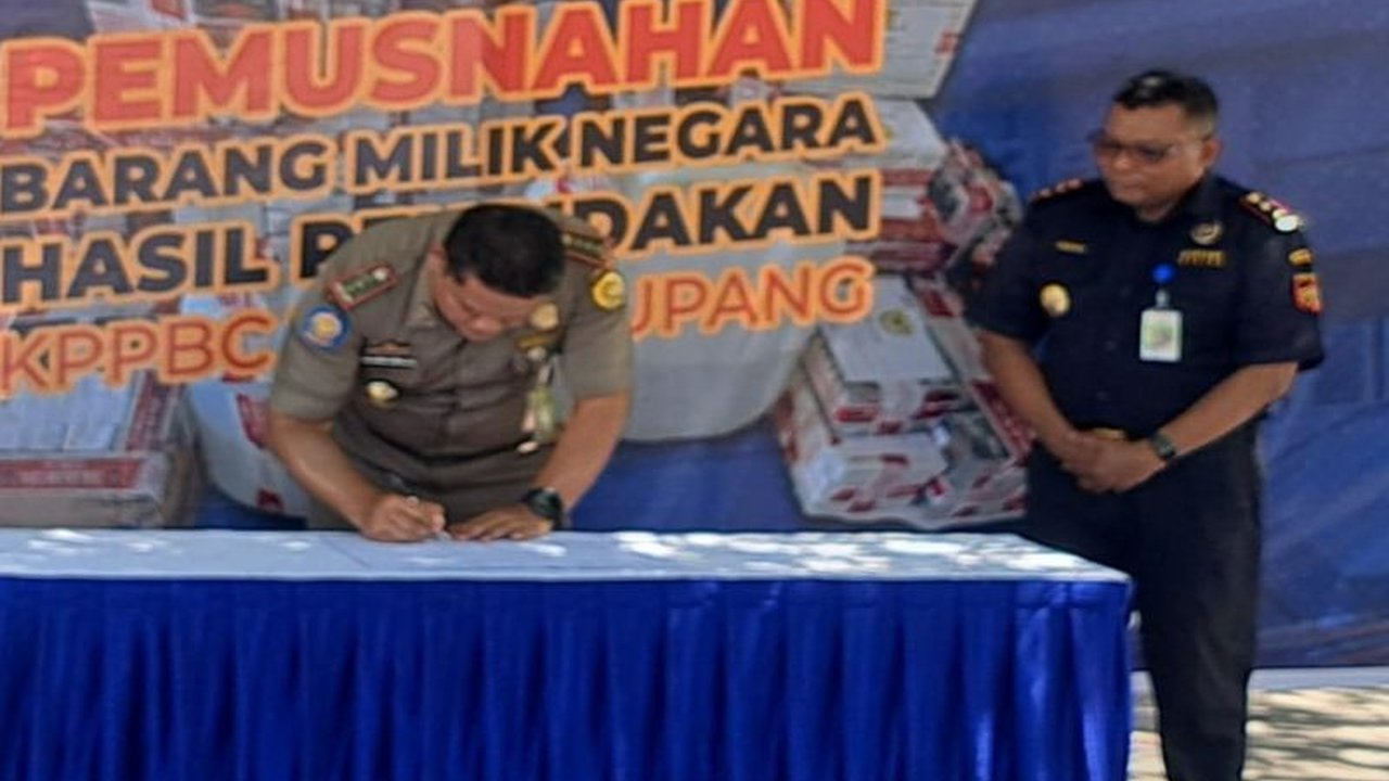 Bea Cukai Kupang berhasil melampaui target penerimaan negara bukan pajak (PNBP) tahun 2024, mencapai Rp68,19 miliar atau 100,19 persen dari target, didorong lonjakan impor raw sugar.