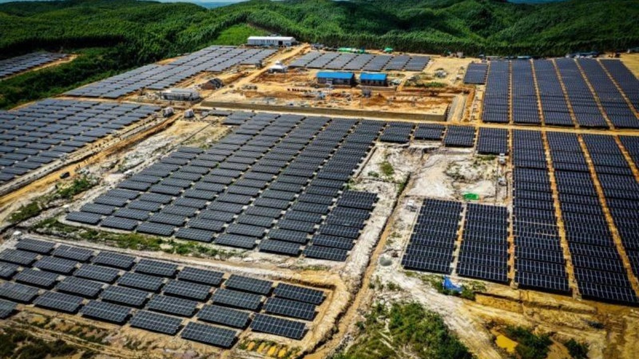 Kadin Indonesia menyambut positif komitmen investasi Singapura di sektor energi hijau Indonesia, khususnya di Batam, Bintan, Karimun, dan Kendal, yang diharapkan dapat menciptakan ekosistem investasi yang saling menguntungkan.