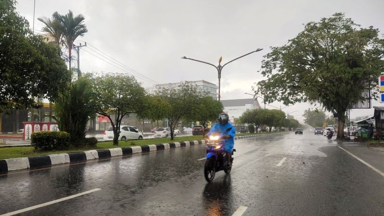 BMKG Palangka Raya memperingatkan warga Kalimantan Tengah untuk mewaspadai potensi bencana hidrometeorologi akibat hujan lebat disertai angin kencang yang diperkirakan berlangsung hingga sepekan ke depan.