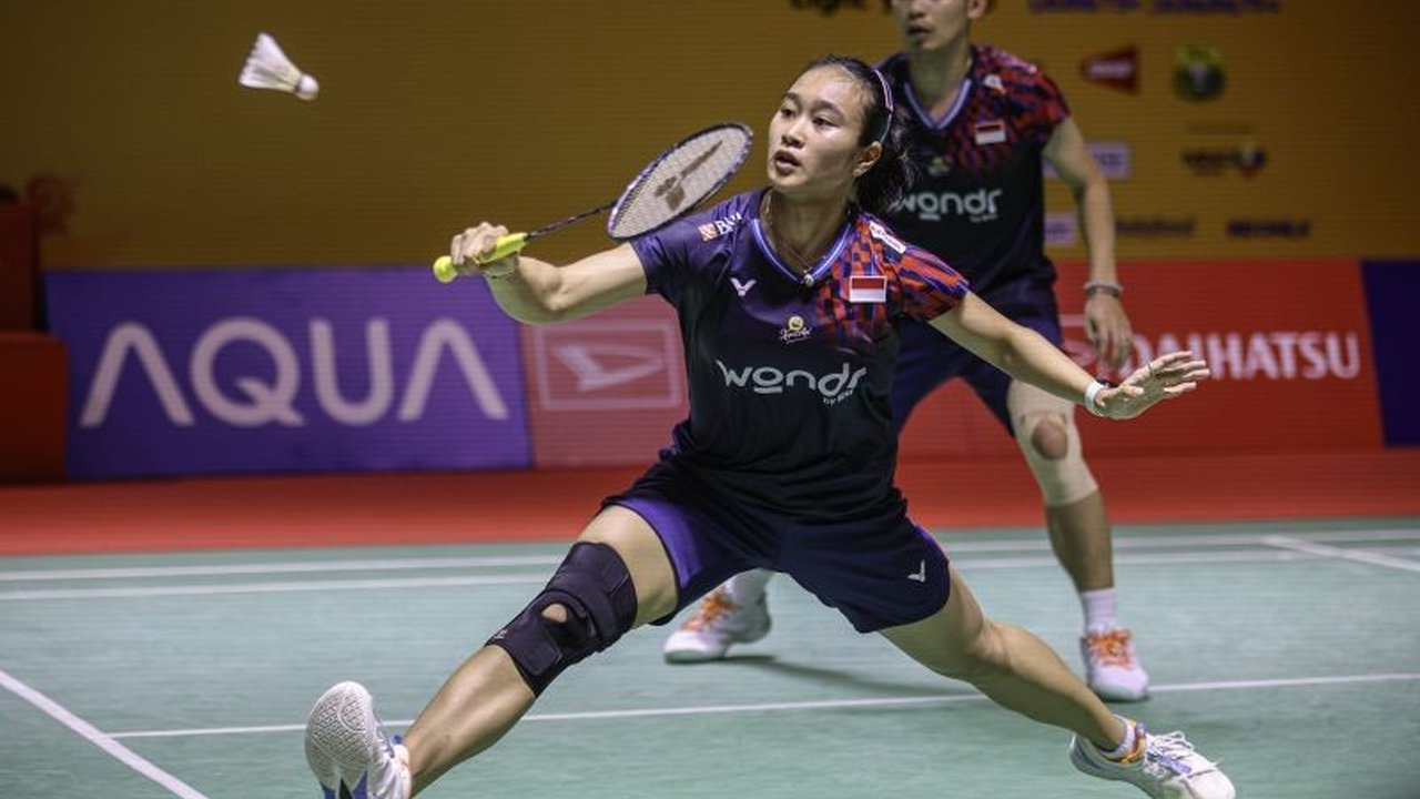 Pasangan ganda campuran Indonesia, Rinov Rivaldy/Lisa Ayu Kusumawati, melaju ke perempat final Indonesia Masters 2025 setelah mengalahkan ganda Inggris, sementara Jafar Hidayatullah/Felisha Alberta tersisih oleh pasangan Malaysia.