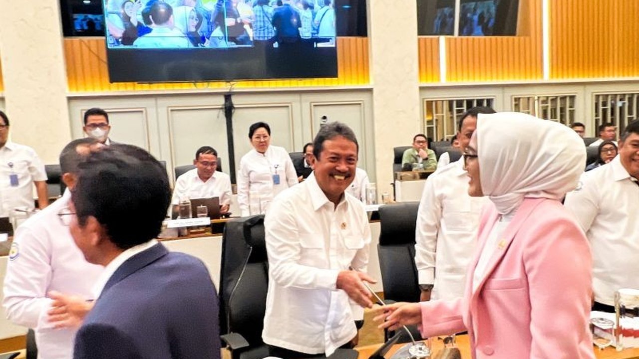 Menteri Kelautan dan Perikanan, Sakti Wahyu Trenggono, memenuhi panggilan Komisi IV DPR RI untuk membahas kontroversi pagar laut sepanjang 30,16 kilometer di Tangerang, Banten, dan menjelaskan proses penyelidikan yang sedang berlangsung.